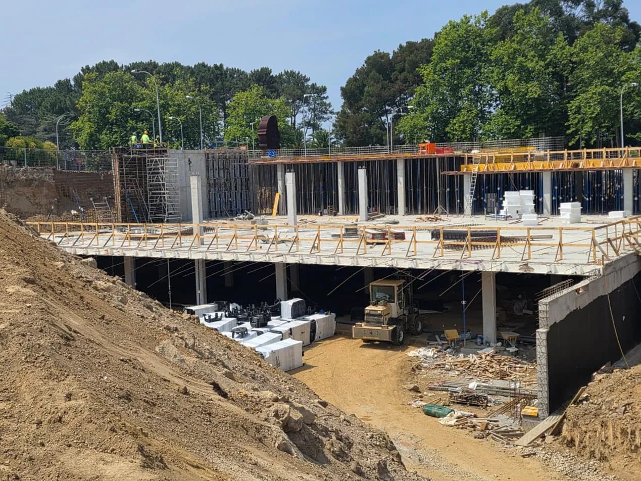 Reinforced concrete structure under construction with edge protection and a modular access tower